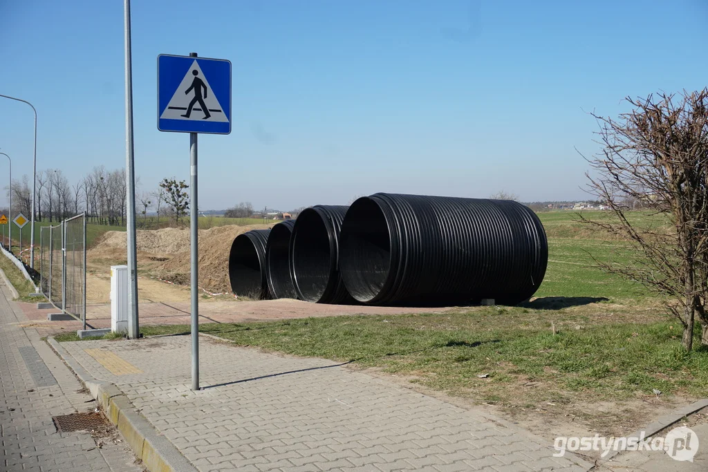 Problematyczne rury przy ul. Górnej zostały. Czy są zabezpieczone?