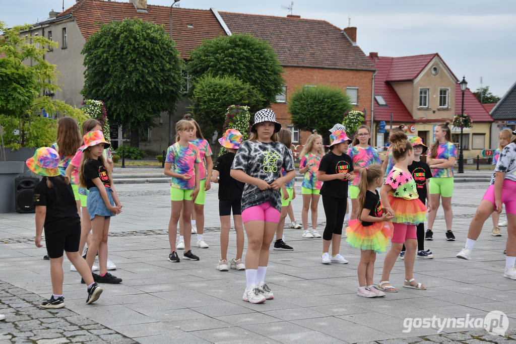 Gostyń. Zakończenie sezonu w szkole tańca Desperado. Podopieczni wraz z dorosłymi mieszkańcami tańczą "Jerusalema" w Wituś DANCE CHALLENGE 