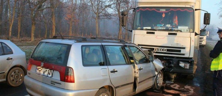 Wyprzedzał ciągnik. Zderzył się czołowo z seatem - Zdjęcie główne