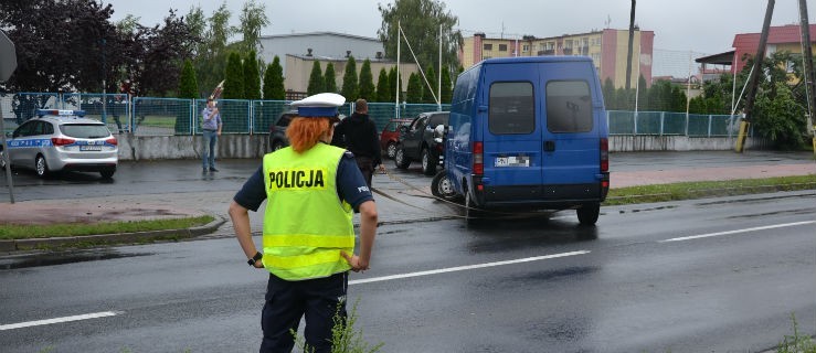 Przez chwilę auto blokowało drogę - Zdjęcie główne