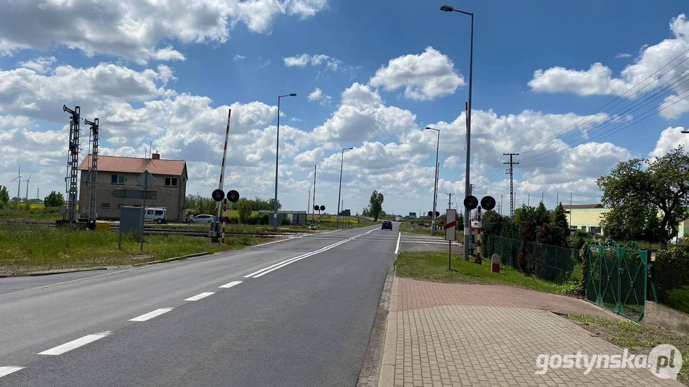 Kuczyna. Jadąc od strony Krobi w kierunku Kuczyny i Żychlewa obydwie ścieżki przebiegać będą po prawej stronie jezdni. Zgodnie z dokumentacją projektową ciągi zostaną wykonane z kostki betonowej, choć nie można wykluczyć zmiany na nawierzchnię asfaltową. Długość ścieżki na odcinku Krobia – Żychlewo wyniesie 1,12 km, natomiast na  odcinku Krobia – Kuczyna 1,1 km. Ponadto wykonane zostaną zjazdy na posesje, a na części ciągu zostanie przebudowany (powstanie kanalizacja) rów przydrożny.