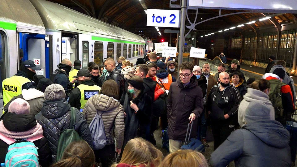 Byliśmy na dworcu we Wrocławiu. Stamtąd uchodźcy trafiają m.in. do Gostynia - Zdjęcie główne