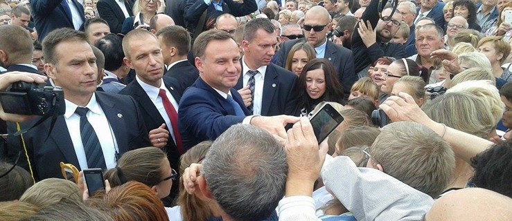 Prezydent Andrzej Duda wita się z mieszkańcami powiatu gostyńskiego  - Zdjęcie główne
