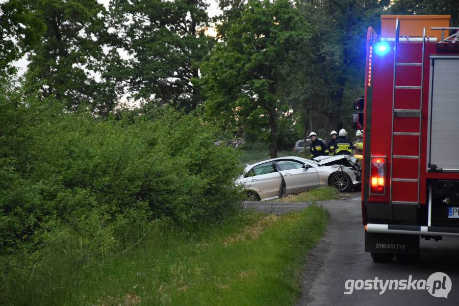 Pogorzela. Na trasie pomiędzy Kromolicami (gm. Pogorzela) a Kuklinowem (gm. Kobylin) doszło do wypadku. Nie żyje kierowca jednego z samochodów 