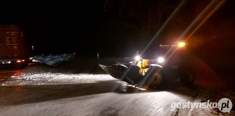 Od 5 godzin stoi i czeka z innymi na piaskarkę. Jest głodny i zdenerwowany - Zdjęcie główne