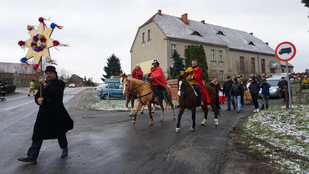 Orszak Trzech Króli ze Strzelec Wlk. poszedł na Piaski i wrócił z Dzieciątkiem - Zdjęcie główne