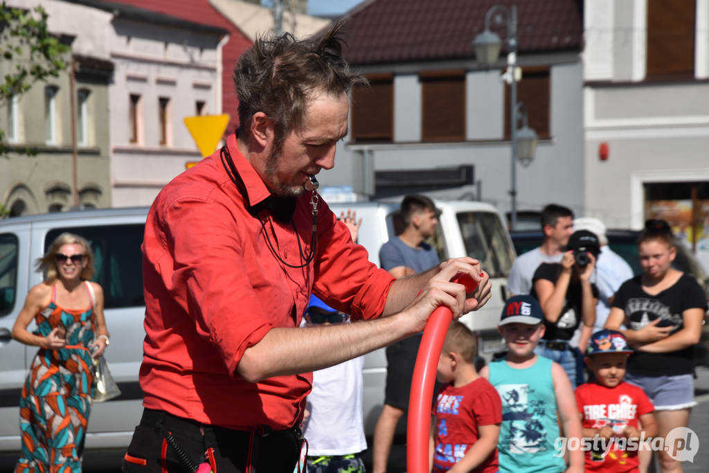 Borek Wlkp. Spektakl uliczny na rynku w Borku. Salwy śmiechu,  dobra zabawa, familijna atmosfera