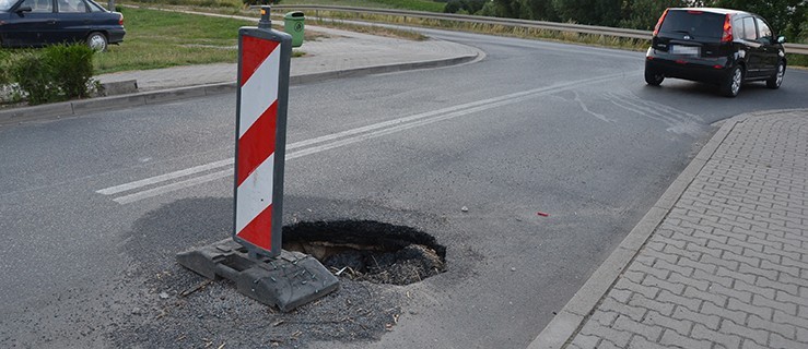 Ogromna dziura. Trudno załatać, łatwiej wypełnić śmieciami - Zdjęcie główne