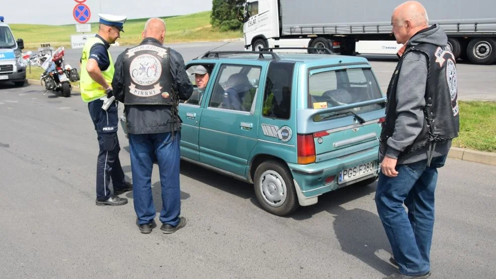 Akcja "Patrz w lusterka motocykliści są wszędzie" klubu Wolni Jeźdźcy Piaski i KPP Gostyń - Zdjęcie główne