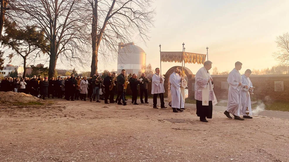 Uroczyste święta Wielkiej Nocy w gostyńskiej farze.  Poranna rezurekcja. Zobacz galerię - Zdjęcie główne