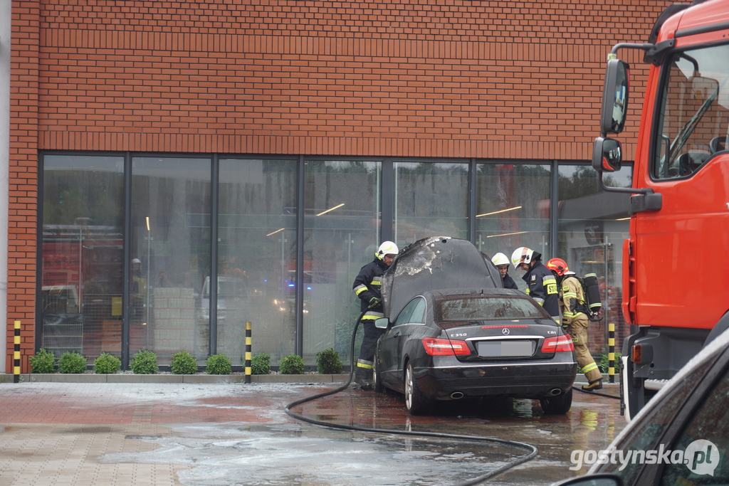 Pożar mercedesa w pobliżu marketu w Piaskach.