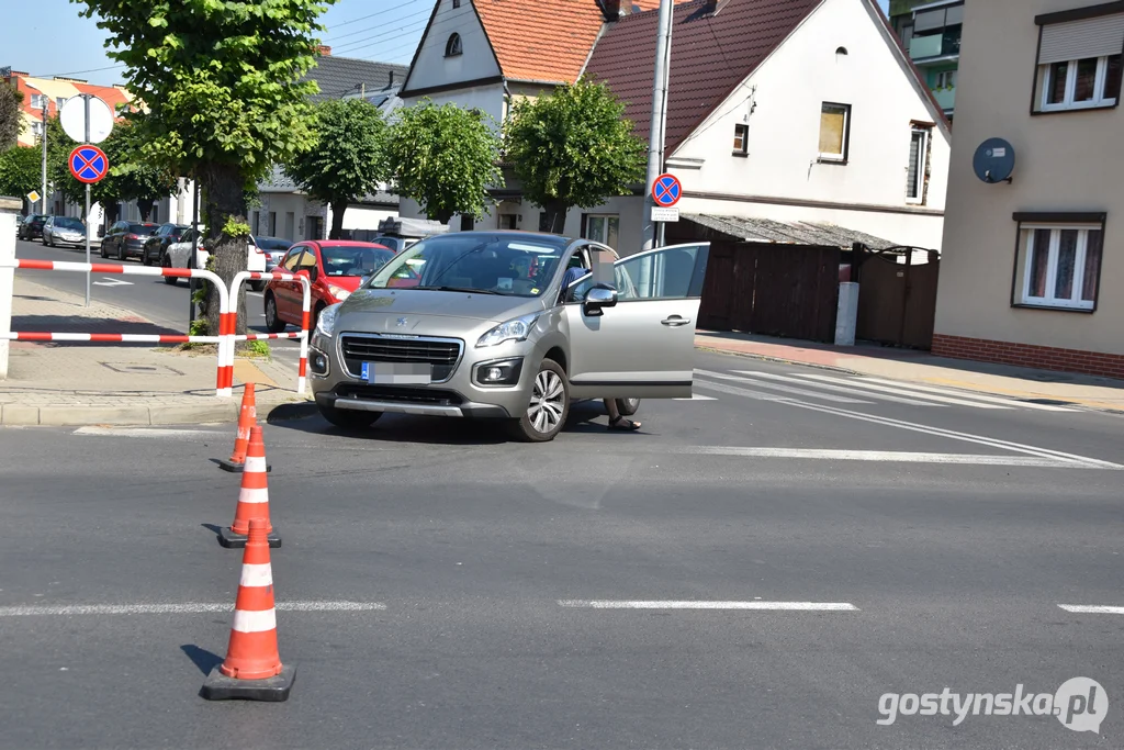 Gostyń. Niedzielna kolizja na skrzyżowaniu ulic Polna i Mostowa w Gostyniu. samochód wpadł do rowu