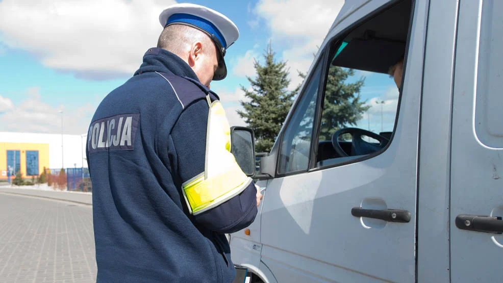 Nie ma swobody zachowania, gdy zatrzymuje nas policja. Co podczas kontroli drogowej robi kierowca? Jest nowe rozporządzenie MSWiA - Zdjęcie główne