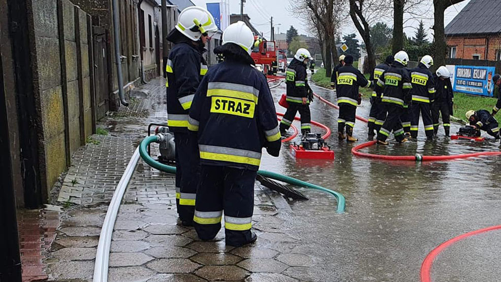 Zalane piwnice, drogi, podtopienia. Strażacy mają mnóstwo pracy - Zdjęcie główne