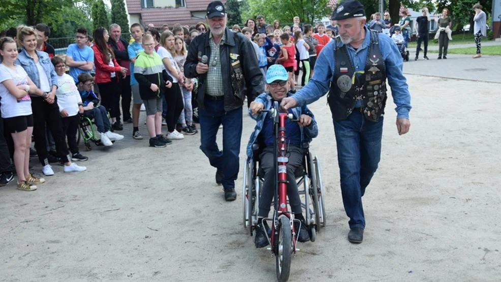 W Dniu Dziecka motocykliści klubu Wolni Jeźdźcy Piaski podarowali uczniom ZSS Brzezie specjalny rower ręczny - handbike - Zdjęcie główne