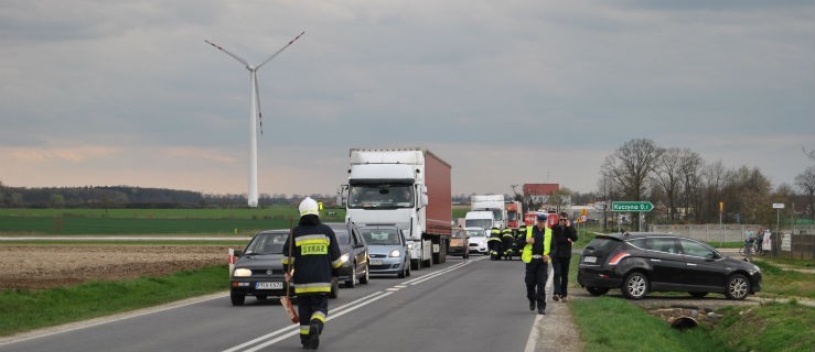 Stłuczka trzech aut na drodze wojewódzkiej - Zdjęcie główne