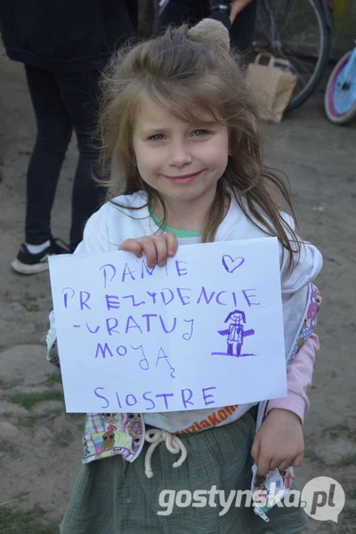 Smogorzewo. Strażaka z OSP Tarce przywitali i pożegnali nie tylko mieszkańcy Smogorzewa, w tym Zuzia z rodziną czy wolontariuszki komitetu społecznego Zuzia kontra SMA, ale także przykładowo pojawiły się panie z Koła Gospodyń Wiejskich w Masłowie, które aktywnie wspierają zbiórkę dla Zuzi oraz innych potrzebujących dzieci