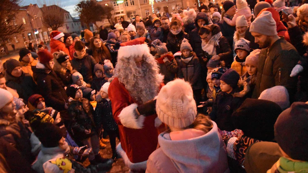 Na rynku w Gostyniu rozbłysła choinka.  Święty Mikołaj oblegany przez dzieci - Zdjęcie główne