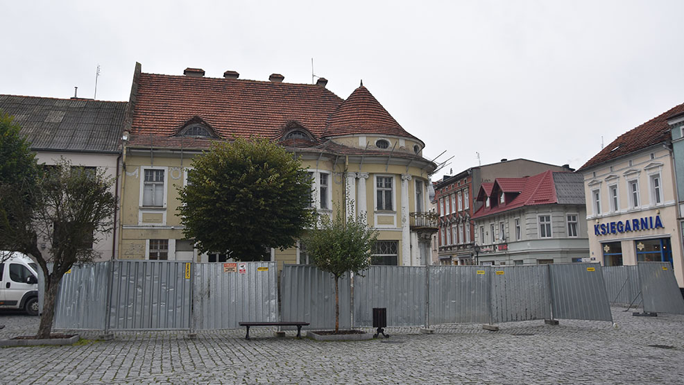 Nareszcie ruszył remont kamienicy na gostyńskim rynku.  Utrudnienia na deptaku - Zdjęcie główne