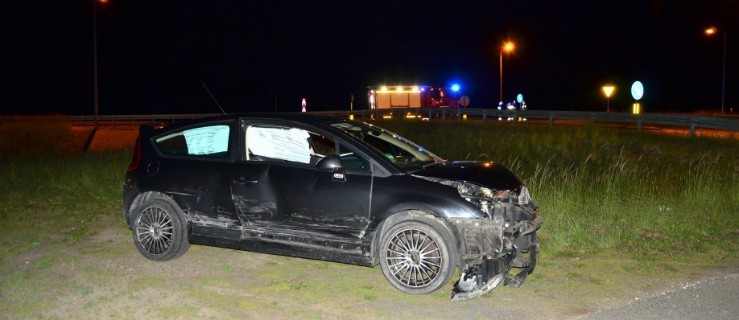 Rozbił auto, zniszczył barierę. Sprawca uciekł z miejsca kolizji - Zdjęcie główne