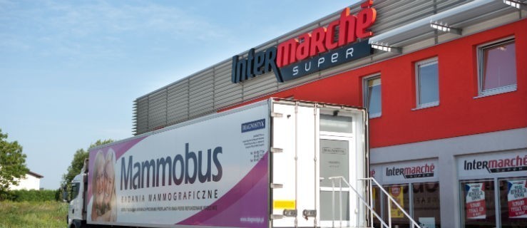 Mammobus od Muszkieterów stanie przy markecie - Zdjęcie główne