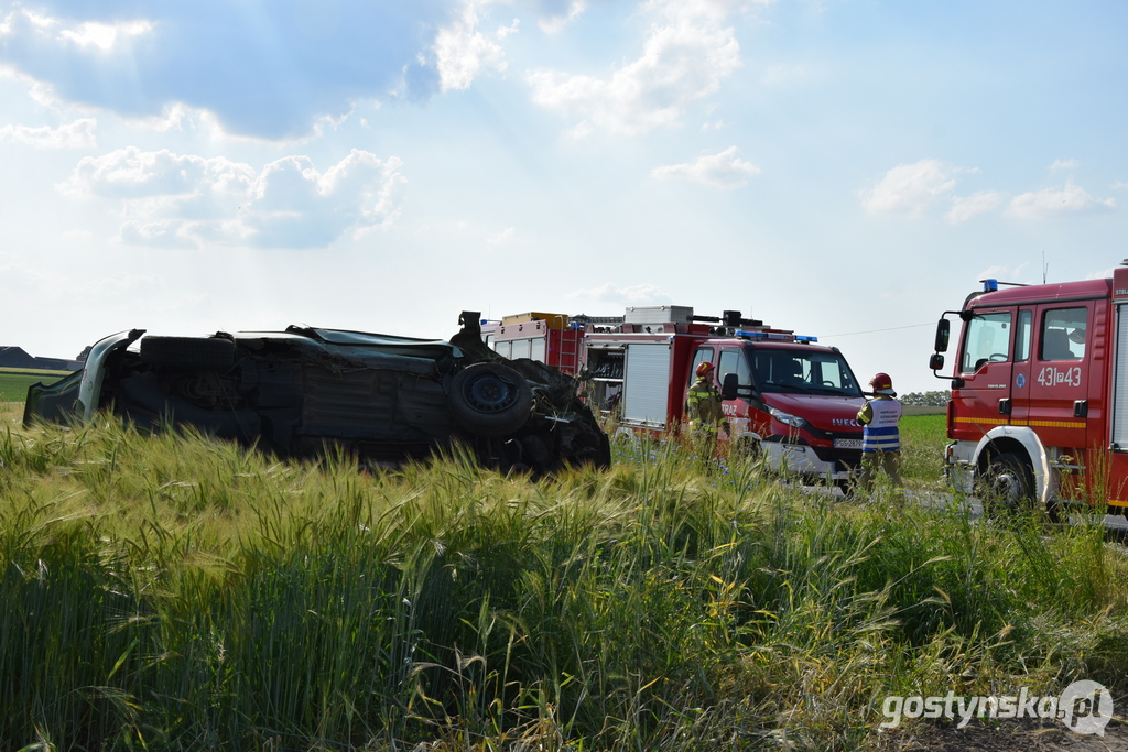 Samochód osobowy dachował w polu na drodze wojewódzkiej 308.