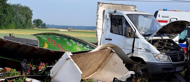 Dostawcze auto roztrzaskane - Zdjęcie główne