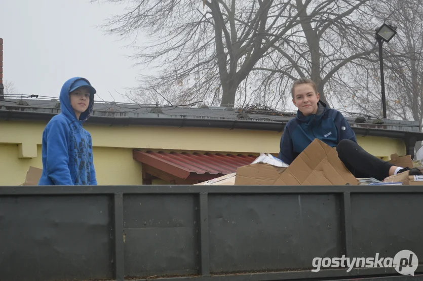 Żychlewo. Pierwsza partia makulatury, nakrętek, puszek i zużytych baterii zebranych dla Zuzi trafiła do Smogorzewa, do dziadków chorej dziewczynki. Mieszkańcy Żychlewa nie mają jednak zamiaru na tym poprzestać i chcą regularnie zbierać odpady, aby pomóc w zebraniu 9,5 mln złotych na terapię genową