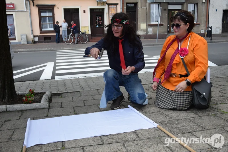 Poniecka Gra Miejska „Wehikuł czasu” miała zostać „przeniesiona” do czasów Polskiej Republiki Ludowej już przed dwoma laty. Oczywiście plany pokrzyżował pandemia. Teraz organizatorzy: gmina Poniec, Gminne Centrum Kultury w Poniecu, Związek Harcerstwa Polskiego w Poniecu oraz Grupa Badań Historycznych „Regiment” powrócili do pomysłu.  
