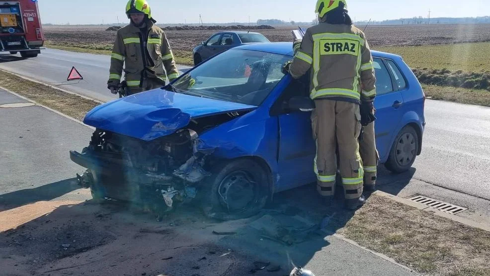 Volkswagen "wylądował" na ogrodzeniu prywatnej posesji - Zdjęcie główne