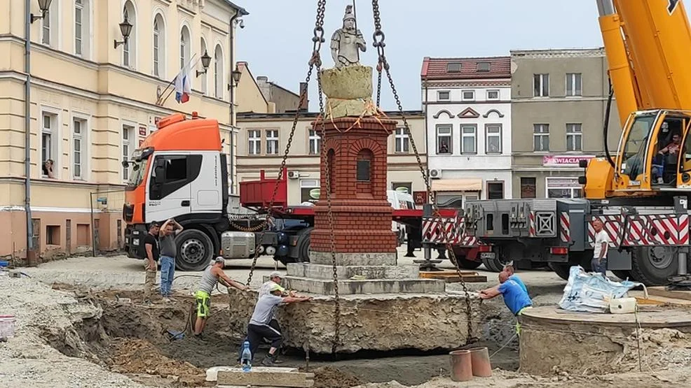 Pomnik św. Floriana na rynku w Krobi zmienił miejsce. Monument został przeniesiony w związku z rewitalizacją rynku w Krobi - Zdjęcie główne
