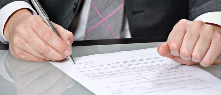 Podstępem wciskają umowy do podpisania. Nie dajcie się nabrać „na studenta” - Zdjęcie główne