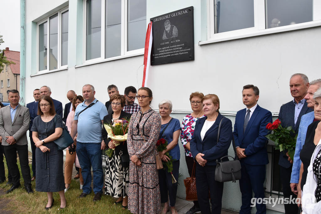 Gostyń. Odsłonięcie tablicy na ZOL-u w Gostyniu ku pamięci  reumatologa Grzegorza Głuszaka