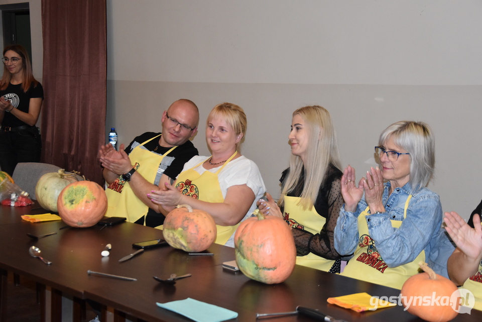 Borek Wlkp. Spotkanie z dynią -  degustacja potraw i warsztaty, na których powstały lampiony z dyni. Udział brało 9 KGW z gminy Borek Wlkp.