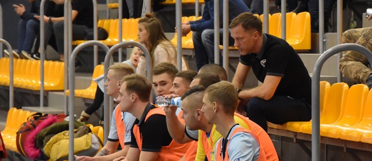 Prezes na ławce. Trener na trybunach. Futsal Gostyń dalej wygrywa - Zdjęcie główne