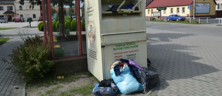 Gnijące ubrania przy przystanku znikną - Zdjęcie główne