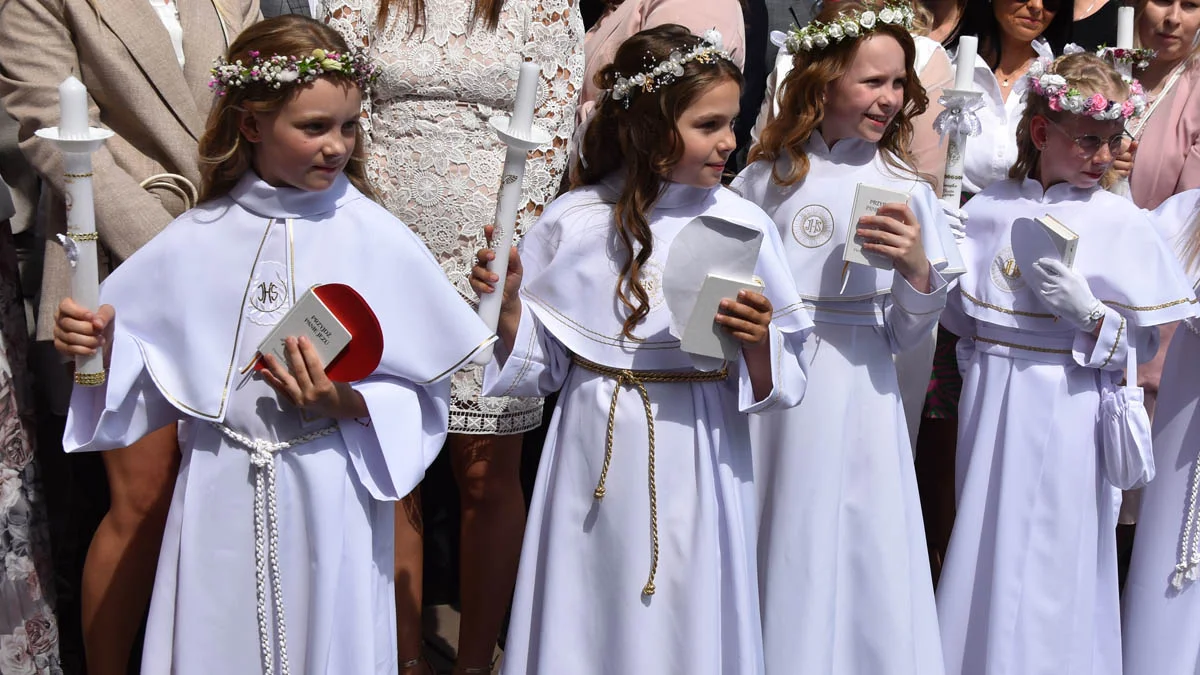Pierwszą Komunię Świętą w parafii Ducha Świętego w Gostyniu przyjęło ponad 70 dzieci - Zdjęcie główne