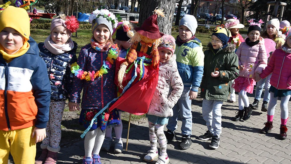 Z Marzanną w poszukiwaniu wiosny.  Przedszkolaki z Gostynia wyruszyły na pierwszy wiosenny spacer - Zdjęcie główne