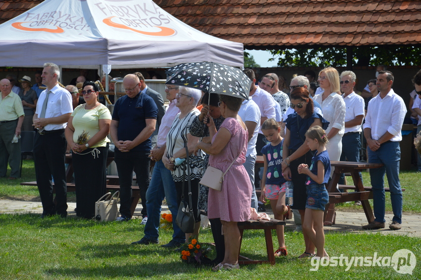 Święta Góra. Biskup Robert Włodarczyk pobłogosławił przyniesione na dożynki powiatowe plony: zboża, nasiona i zioła