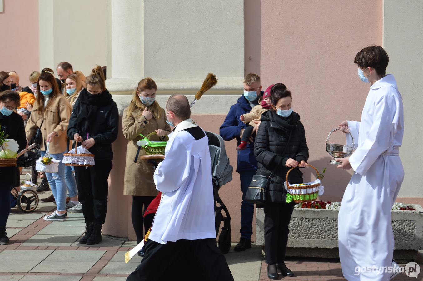 Krobia. Prymas Polski abp Wojciech Polak zachęcał do tego, by w związku z epidemią "kultywować dobry zwyczaj" święcenia pokarmów w domu, który rozpoczął się w zeszłym roku. Część wiernych wolała jednak uczestniczyć w bardziej tradycyjnej święconce