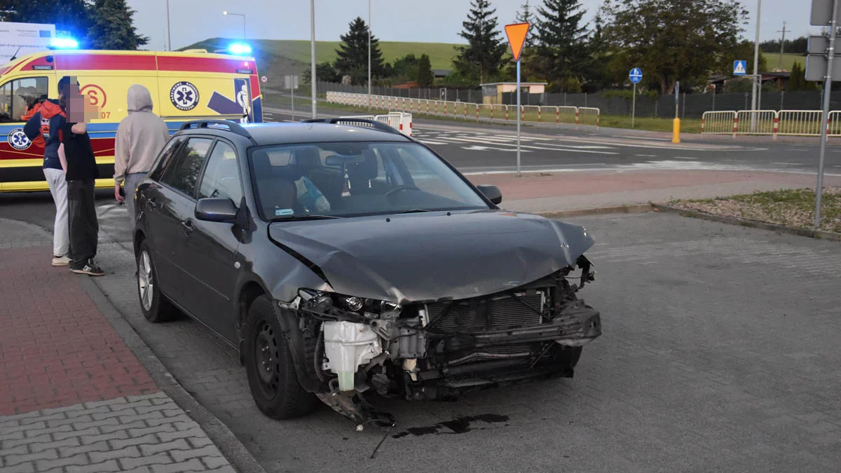 Niespokojny wieczór na drogach. Zdarzenie wyglądało groźnie. Mazda roztrzaskana