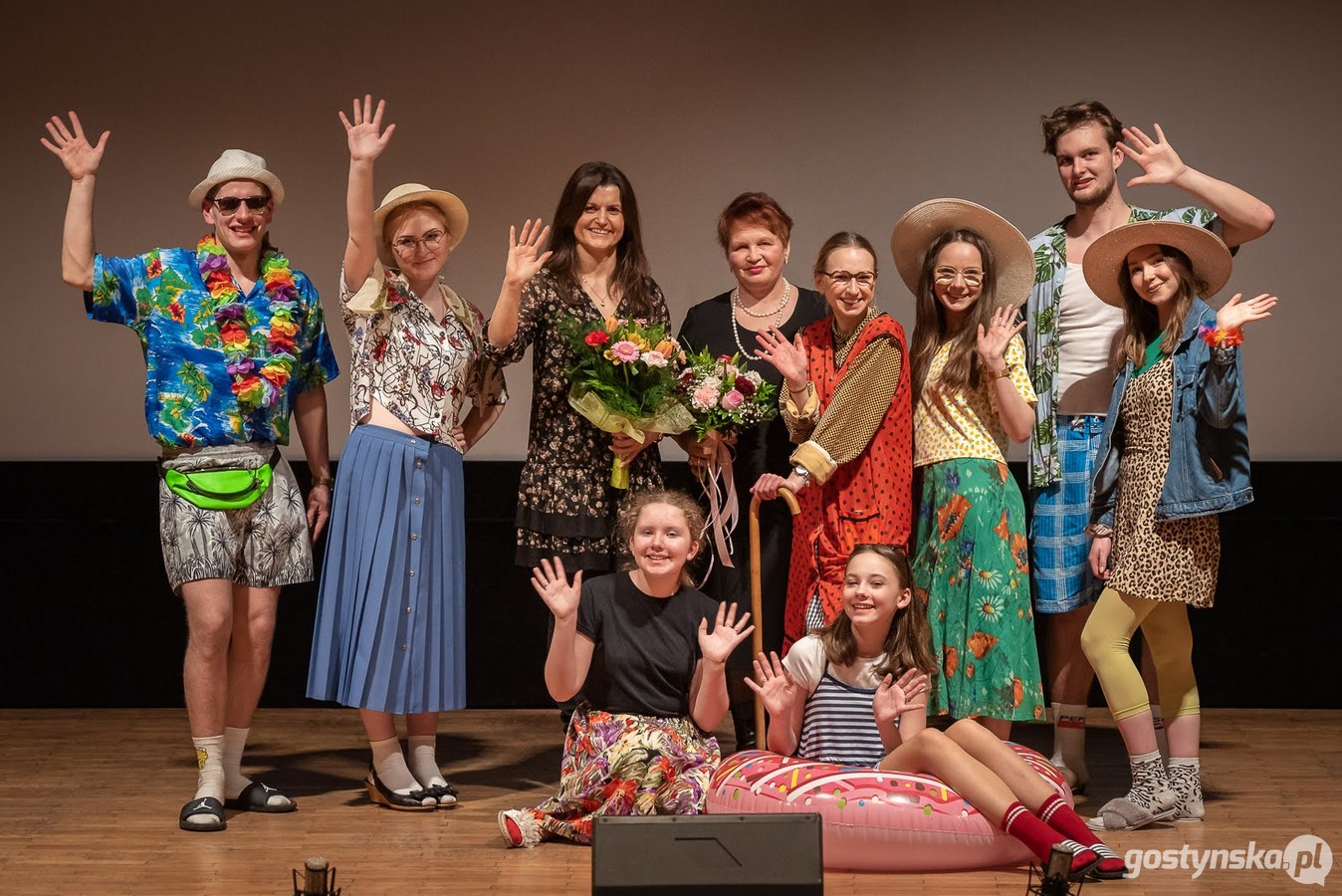 Krobia. Po prawie dwuletniej przerwie spowodowanej koronawirusowymi obostrzeniami w kulturze na scenę ze spektaklem gwarowym „Szafa kwiczy i w tango” powróciła krobska Grupa Teatralna "Na Fali". Jest to trzecia już cześć przygód Babci Janiny i jej rodziny