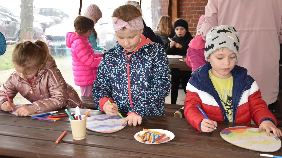 Familijna impreza z jajem w Krajewicach. Były też zające i popcorn - Zdjęcie główne