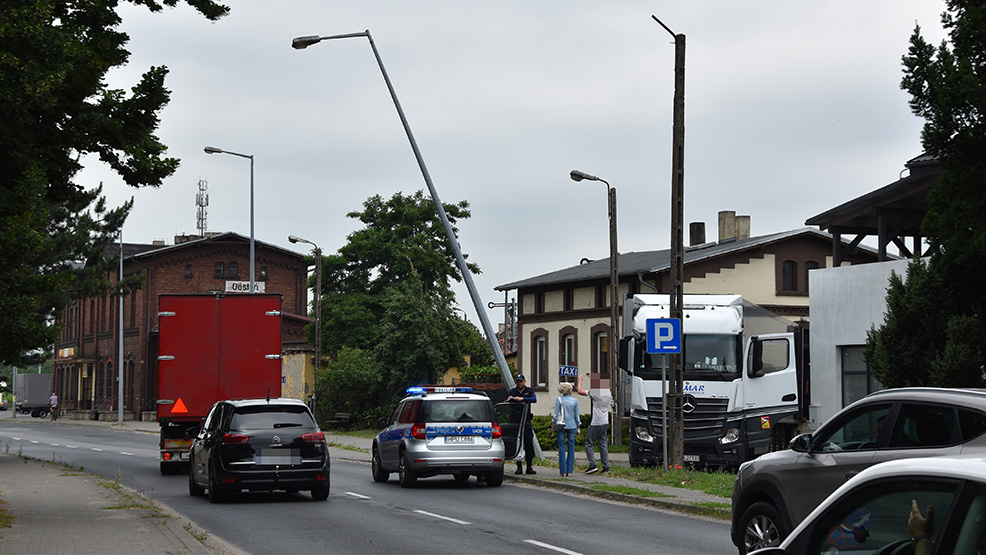 Przegięcie kierowcy ciężarówki.  Lampa niebezpiecznie wisi nad DK12, przebiegającą przez Gostyń - Zdjęcie główne