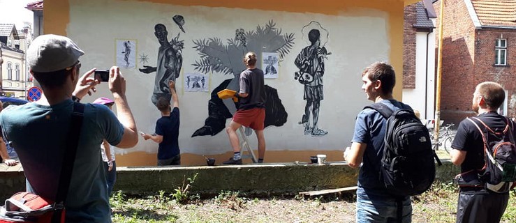 Ludzie z całej Polski jeździli rowerami po Jarocinie w poszukiwaniu murali  - Zdjęcie główne