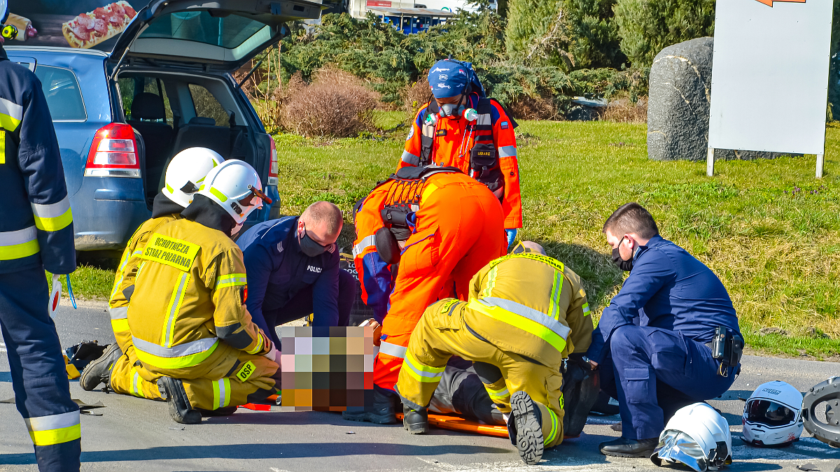  Zderzenie motocyklisty z autem osobowym na drodze Jarocin – Żerków. Przyleciał LPR