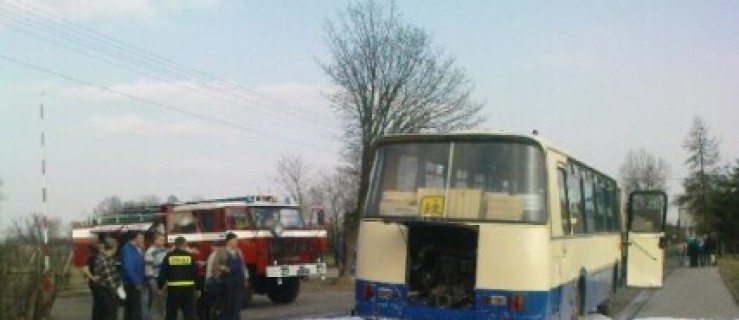  Pożar autobusu szkolnego naprzeciwko remizy strażackiej   - Zdjęcie główne