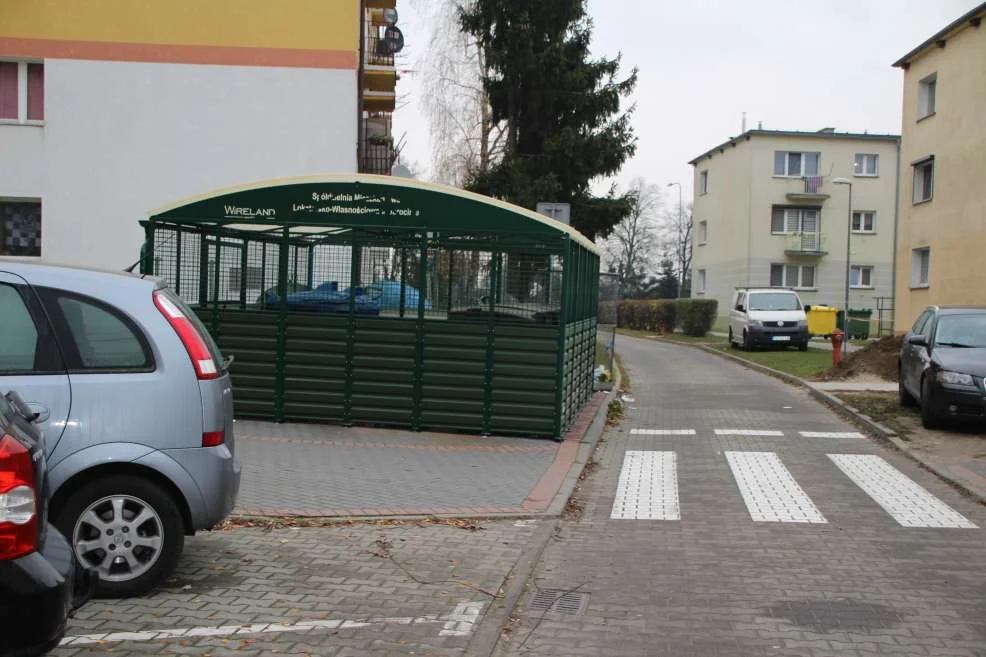 Wiata śmietnikowa za blisko jezdni, zasłania przejście dla pieszych