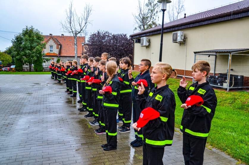 OSP Cielcza wprowadziła uroczyście replikę strażackiego mercedesa 