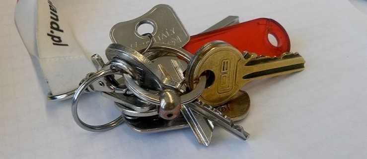 Znaleziono klucze w parku w Jarocinie - Zdjęcie główne